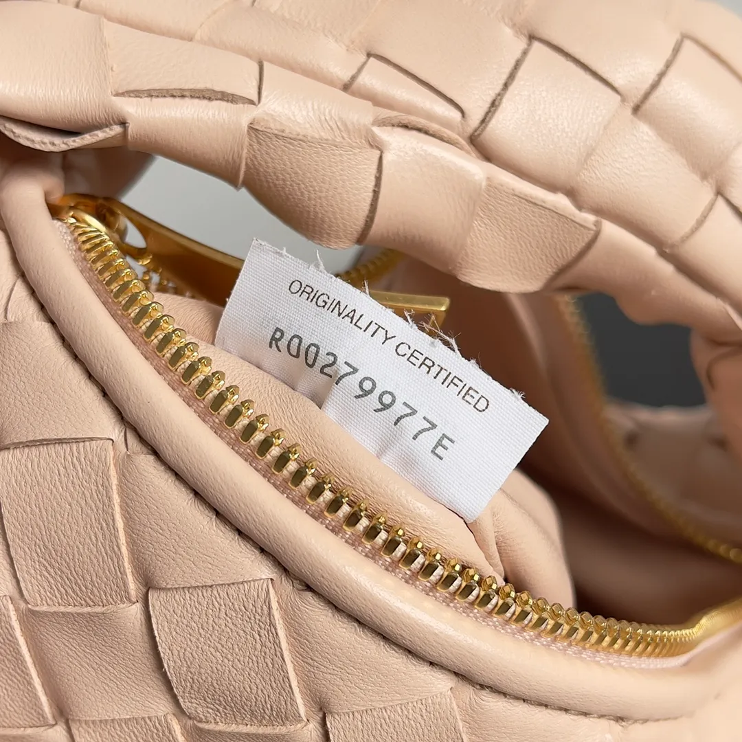 Batch 1120 Bottega veneta͙.——The latest braided and knotted hobo🔥 The top-grade lambskin leather is very soft, the bag shape is unique, practical and durable. It retains the traditional weaving elements while being a bit more flamboyant ~ Made of hand-woven sheepskin, zipper opening and closing, curved seamless structure, effortless to match. Highly recommended⚠️⚠️⚠️ The highest-end in the market🌈 Welcome to compare [Factory equipped with full package] size: 23x15x5cm.   Model: 651876